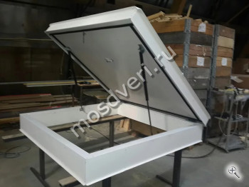 Металлический люк на крышу белого цвета Л-106 - купить от производителя Мосдвери Металлический люк на крышу белого цвета Л-106